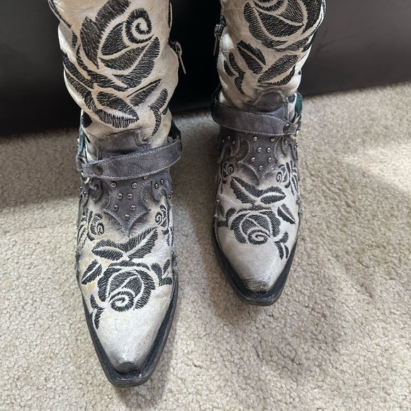 Corral rose embroidered boots. - Picture 5 of 9